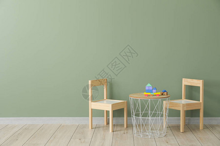 现代儿童房靠墙的桌椅背景图片