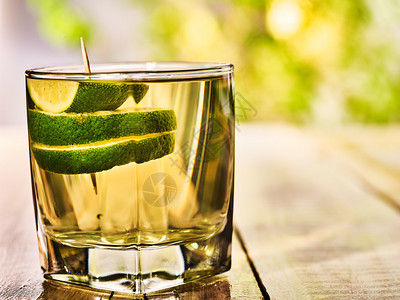 酒精饮料在木板上是玻璃与酒精绿色透明饮料七号鸡尾酒绿茶配青柠片乡村生图片