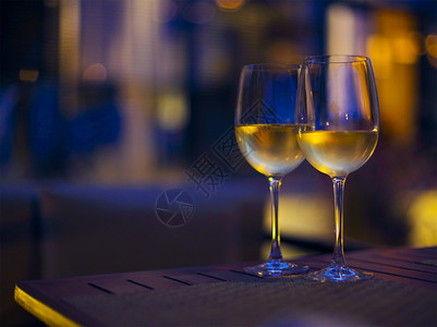 晚上两杯白葡萄酒图片