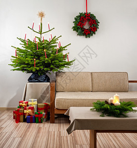 客厅里的圣诞树装饰着礼物图片