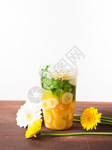 香蕉芹菜橙汁和梨图片
