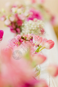 餐桌上的花卉婚礼装饰图片