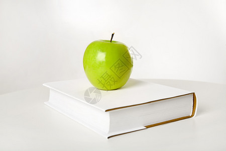 厚书上的青苹果与世隔绝背景图片