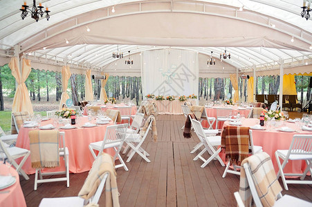 美地装饰在桃色的婚礼堂有客人编号的背景图片