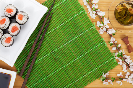 以绿竹帘为背景的寿司套餐图片