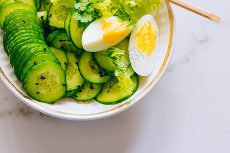 健康碗黄瓜沙拉和鸡蛋图片