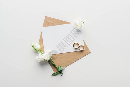 结婚对戒和白色空白卡片图片
