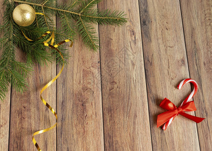 木制背景上的圣诞节装饰圣诞树的枝和圣诞树的球庆祝活图片