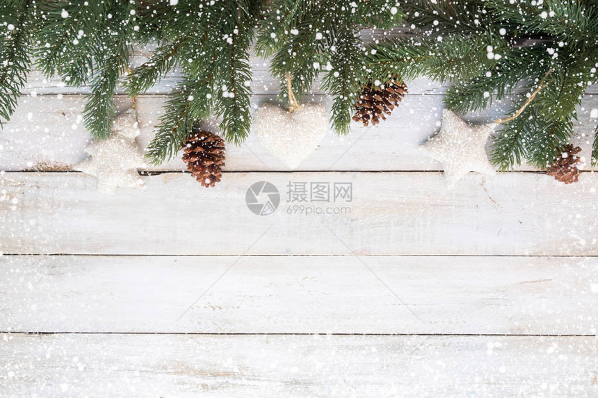 圣诞节背景杉叶和松果用雪花装饰白色木桌上的乡村元素具有边框和复制空间设计的创意平面布局图片