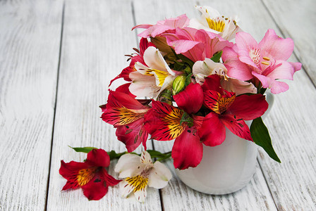花瓶里一束美丽的粉红色六出花图片