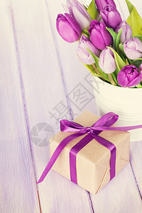 紫色郁金香花束和木制图片
