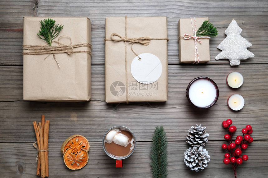 圣诞节背景与手工制作的礼物盒和复古木板上的乡村装饰具有边框和复制空间设计的创意平面布局图片