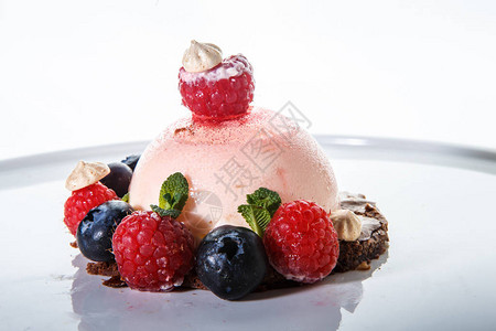 粉红甜点上面有新鲜的草莓和蓝莓在白图片
