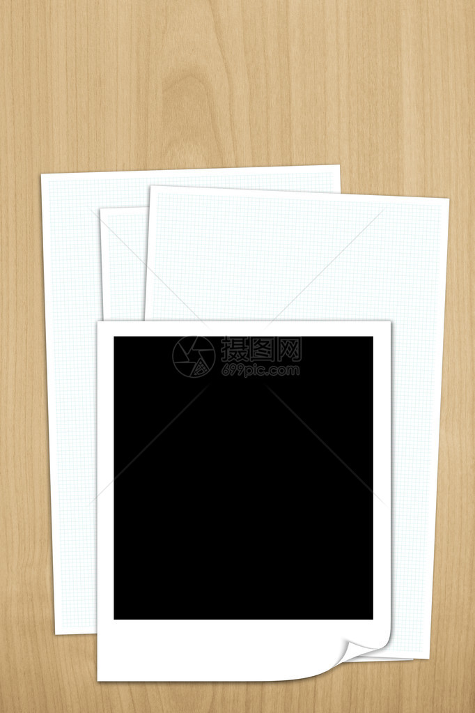 白纸上空白的相片框用木制背景图片