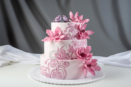 一个美丽的家庭婚礼三层蛋糕装饰着粉红色花朵图片