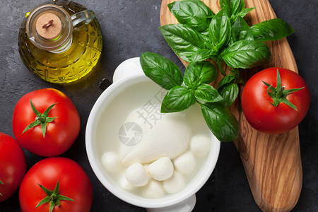Mozzarella奶酪西红柿和Basil药图片