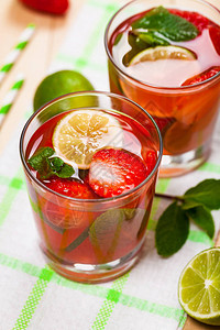 草莓Lime柠檬水夏季饮料图片