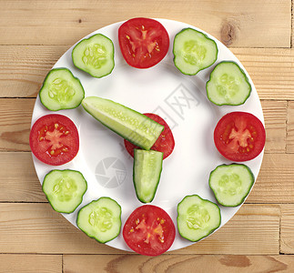 黄瓜和番茄木制桌图片