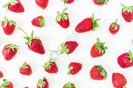 白色背景的草莓平底铺地顶部视图夏季浆图片