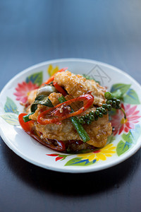 鱼炒盘子上泰国食品图片