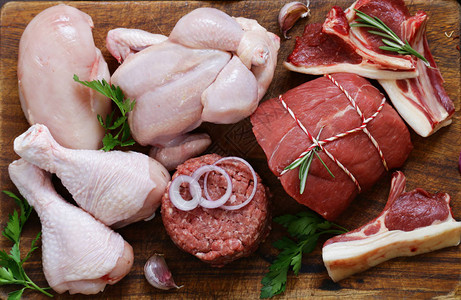 生肉分类木板上的牛肉羊肉鸡肉图片