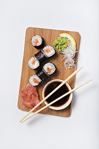 木盘上的三文鱼寿司图片