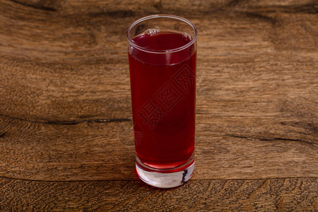 玻璃杯中的甜樱桃汁图片