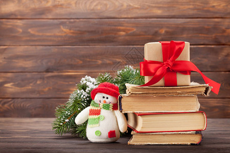圣诞贺卡带有木头树书籍礼品图片