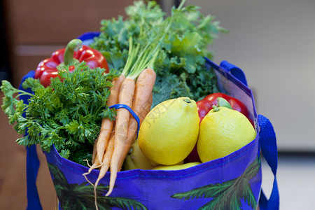 新鲜蔬菜水果和草药放在厨房图片