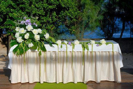 有鲜花和植物的婚礼祭坛背景图片