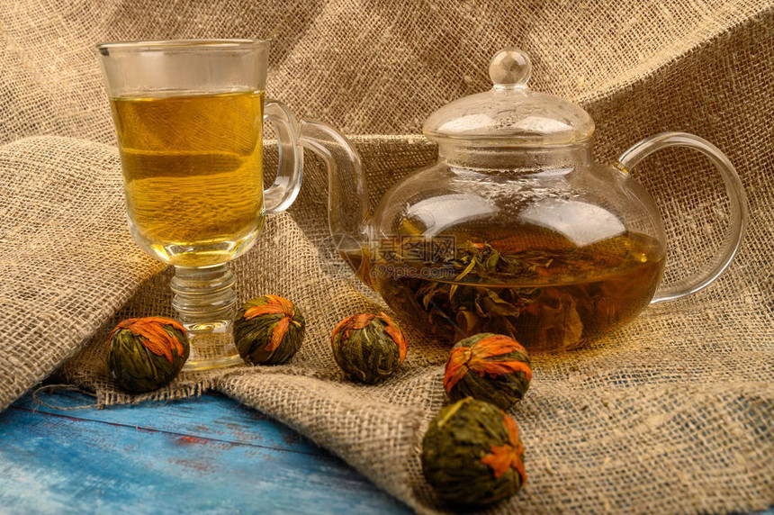 用玻璃茶壶冲泡的花茶一杯花茶和花茶球图片