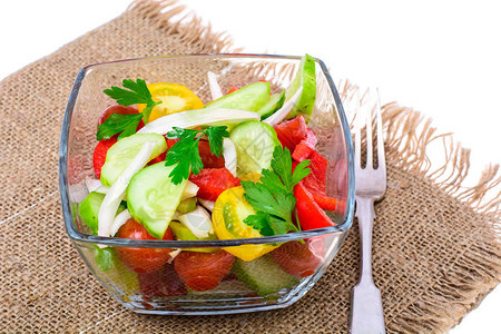 蔬菜单玻璃碗中的蔬菜沙拉图片