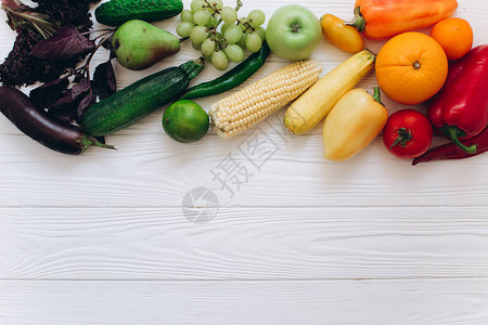 白桌上彩虹色水果和蔬菜水果和蔬菜的交付概图片