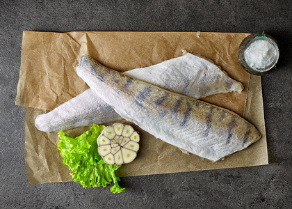 烘烤纸上的新鲜生孔鱼填图片