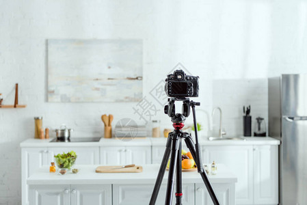 现代厨房三脚架数字照相机的图片
