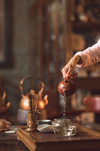 大师从茶壶特写倒茶图片