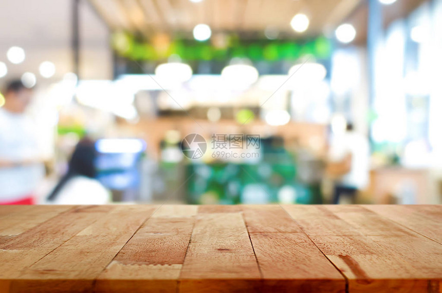 模糊咖啡馆restaurant内地背景上的木板顶部可用于显图片