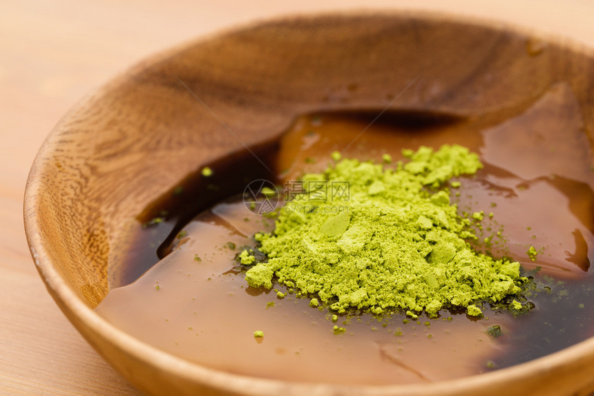 日本甜点配绿茶和黑糖图片