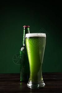茶桌上的绿色啤酒杯和玻璃杯图片