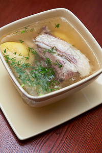 羊肉土豆和蔬菜煮熟的汤图片