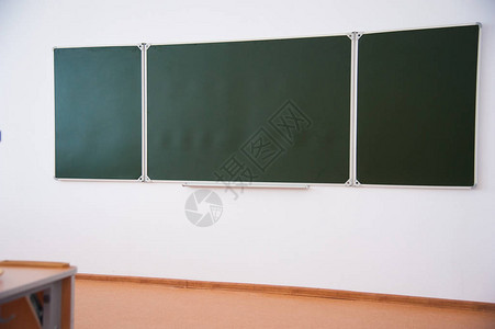 现代新校舍带黑板的学校教室背景图片