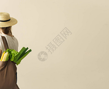 青年妇女携带蔬菜图片