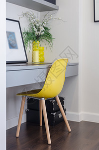 现代黄色椅子工作角配有灰色桌子图片