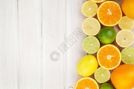 柑橘橙子石灰和柠檬在木制桌底面的顶端视图图片