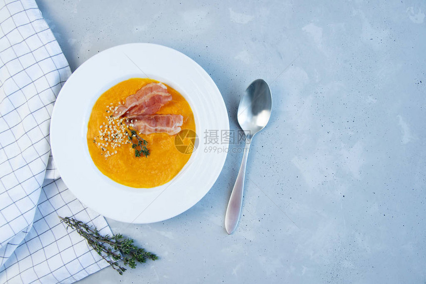 南瓜纯汤和灰色背景的培图片