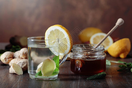 一杯姜茶加蜂蜜柠檬和薄荷在图片