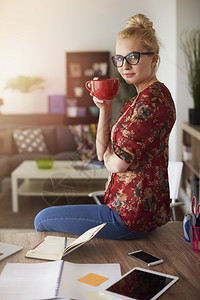 女人在家喝咖啡在生意上图片