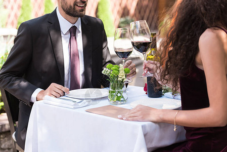 情侣有浪漫的约会坐在餐桌边吃饭和缠图片
