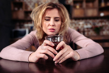 喝醉女人的肖像照片酒背景图片