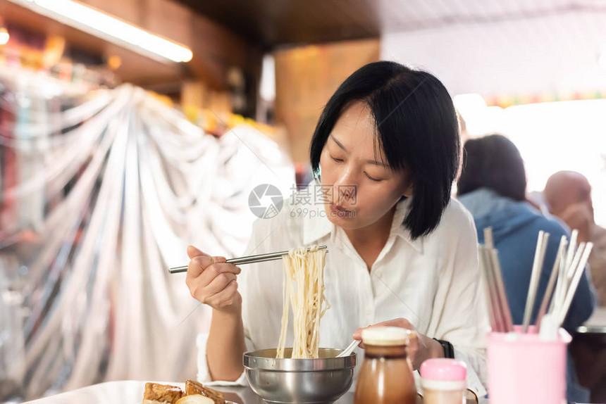 成熟的亚洲妇女在街头图片